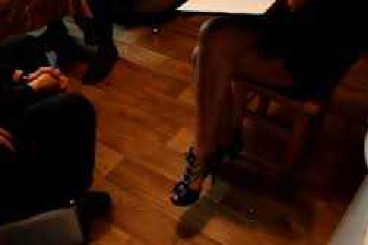 Во Франции муж заставил жену переспать с 2 700 мужчинами