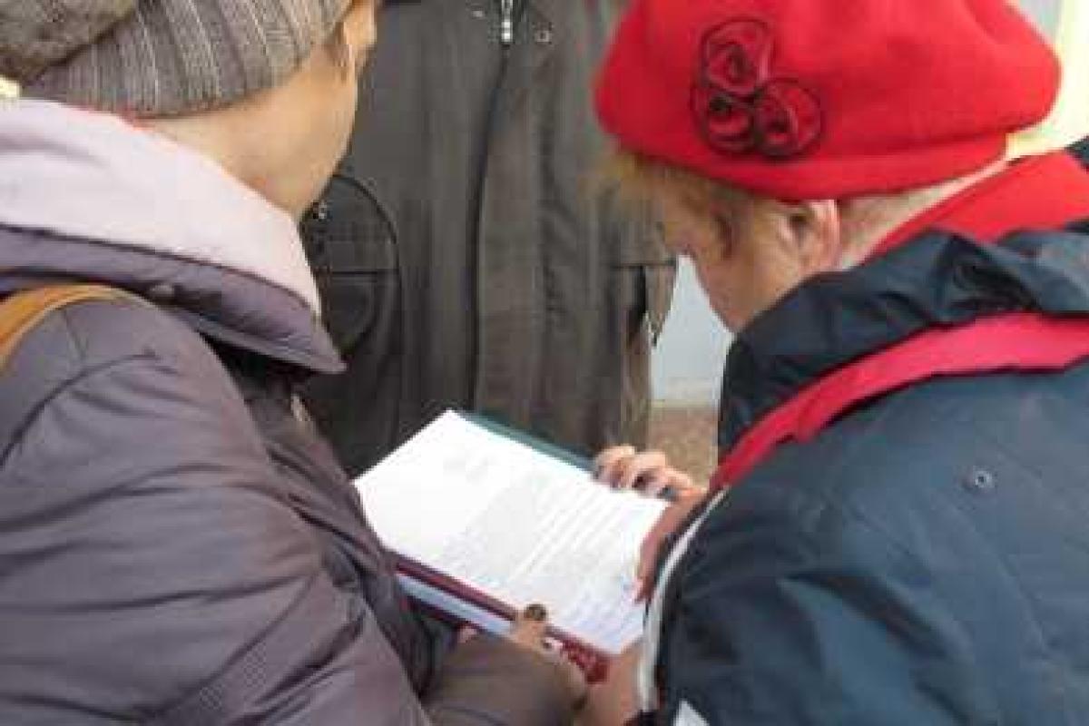 В Мариуполе члены участковых избирательных комиссий пикетировали прокуратуру