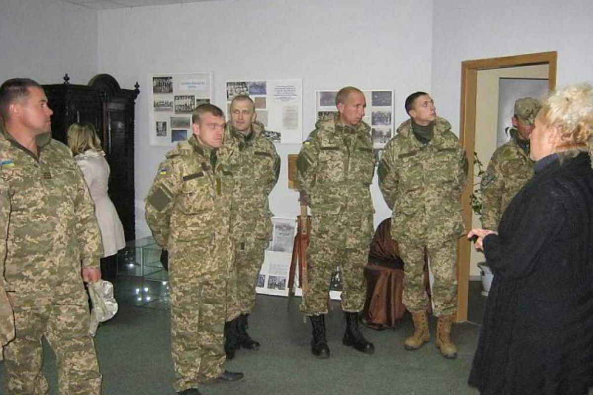 В Рубежном защитники Украины прошли по залам городского музея В Рубежном защитники Украины прошли по залам городского музея
