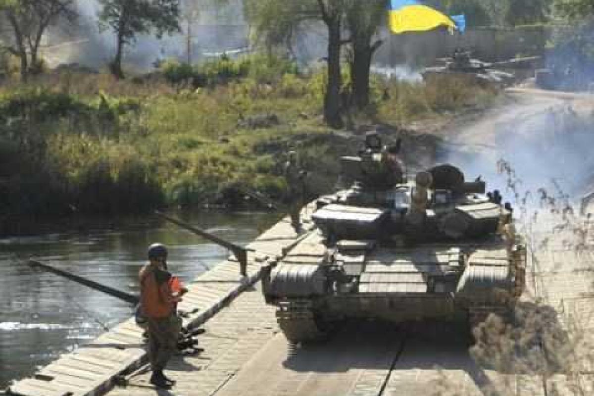 Луганщина: украинские танки отведены на согласованное расстояние