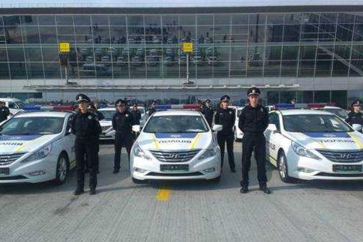 Яценюк и Аваков дали старт патрулированию аэропорта "Борисполь" новой полицией Яценюк и Аваков дали старт патрулированию аэропорта "Борисполь" новой полицией