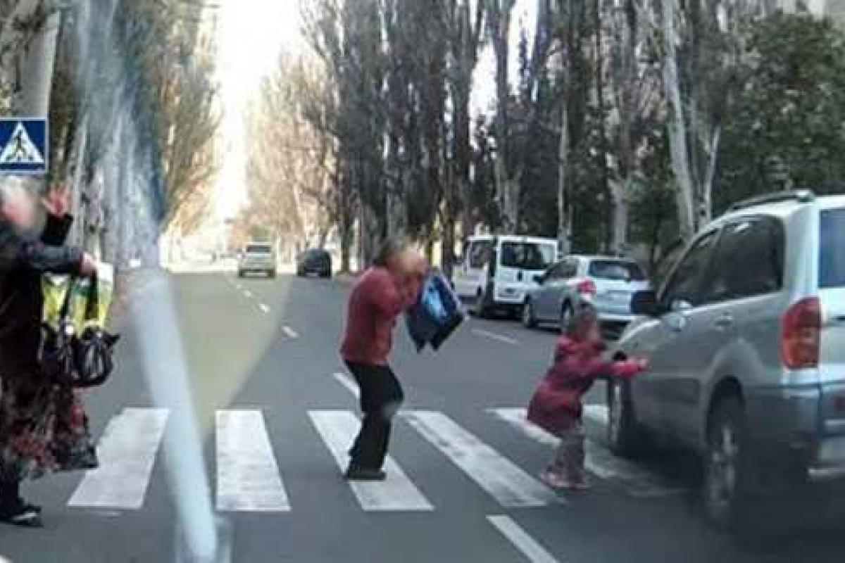 В Славянске ребенок чудом остался жив, ступив на пешеходный переход  В Славянске ребенок чудом остался жив, ступив на пешеходный переход