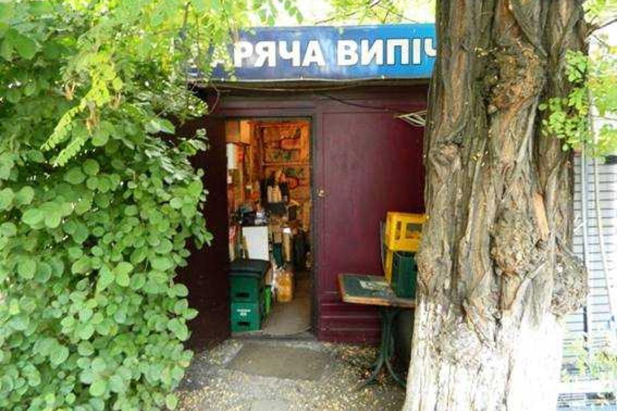 В Киеве вместо горячей выпечки разливали холодную водку