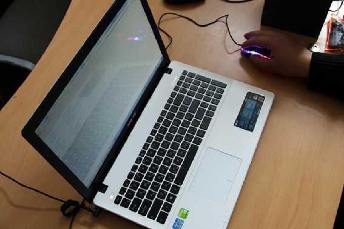 В Мариуполе мужчина, решив помочь бедным девушкам, остался без ноутбука В Мариуполе мужчина, решив помочь бедным девушкам, остался без ноутбука