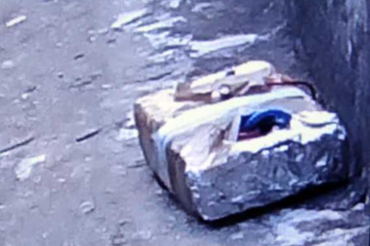 В Мариуполе во дворе дома обнаружили странный предмет, обмотанный скотчем В Мариуполе во дворе дома обнаружили странный предмет, обмотанный скотчем