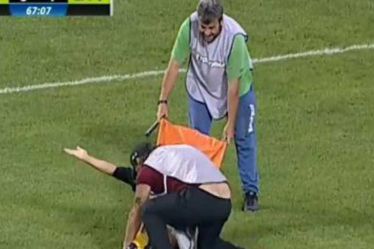То, что устроили футбольные санитары на поле, просто шокирует. Видео