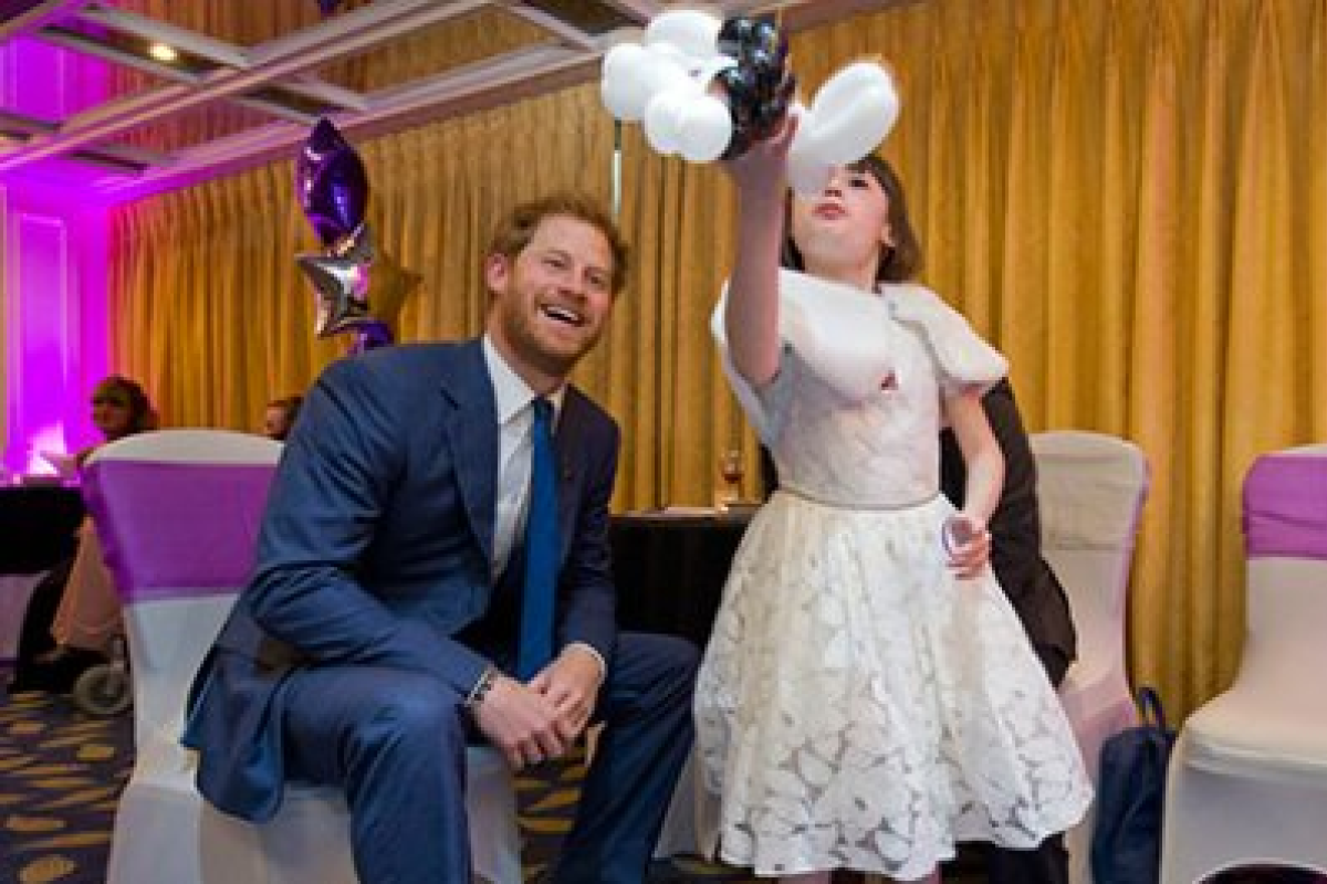 Британские дети приняли принца Гарри за клоуна Британские дети приняли принца Гарри за клоуна