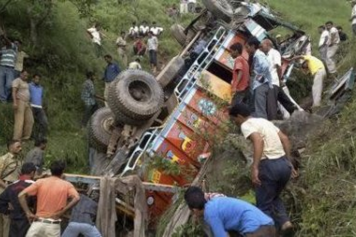 В Индии автобус упал в ущелье, погибли 14 человек