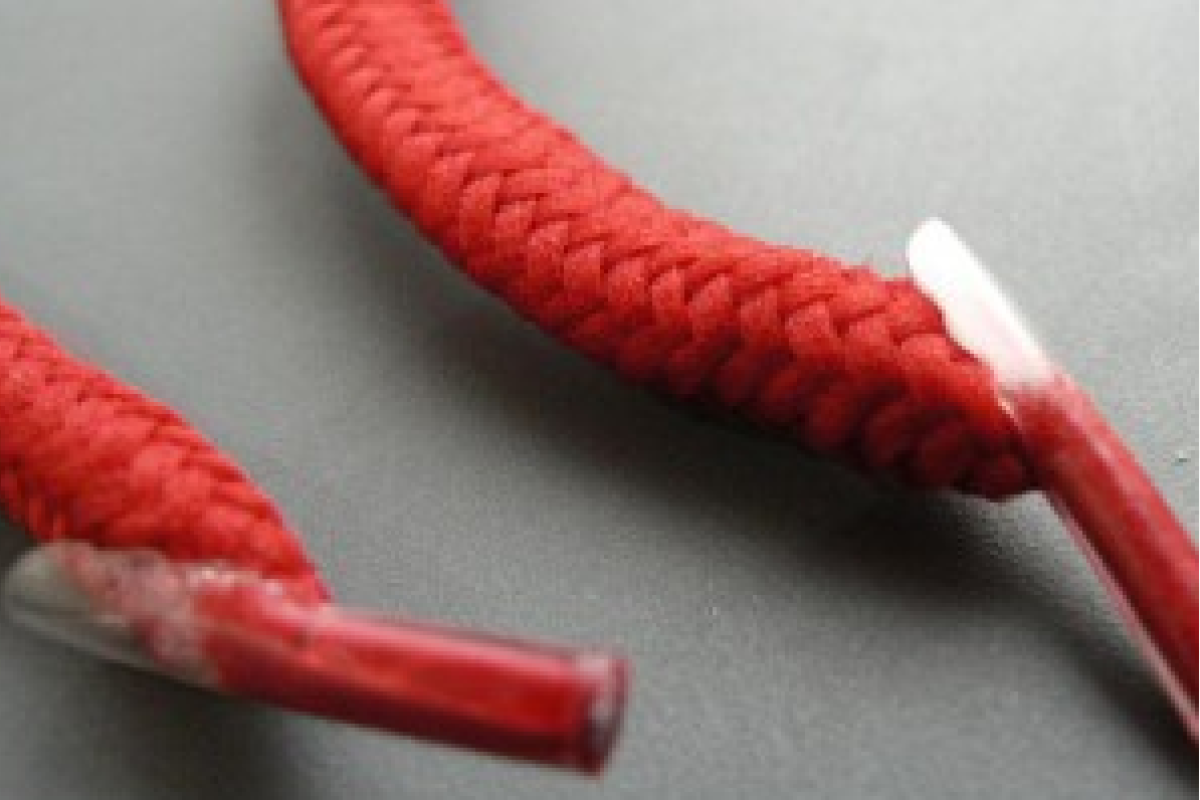 Опоздавшая на рейс британка повесилась на шнурках в аэропорту Стамбула