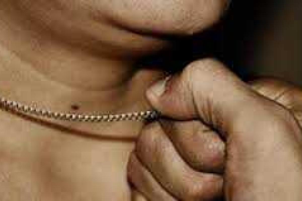 В Славянске во время праздничных мероприятий напали на девушку В Славянске во время праздничных мероприятий напали на девушку