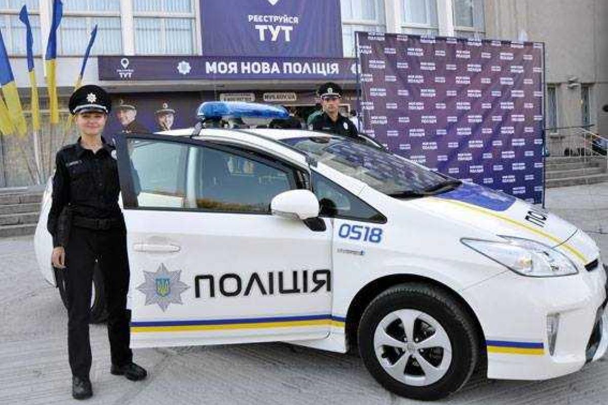 Больной гепатитом, угрожая убить себя куском стекла в переполненной маршрутке, ранил полицейского Больной гепатитом, угрожая убить себя куском стекла в переполненной маршрутке, ранил полицейского