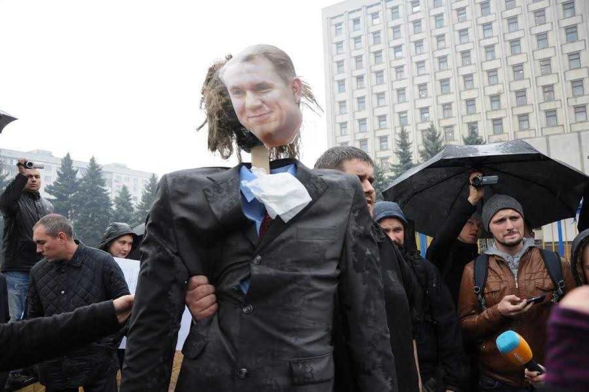 Мариупольские активисты "люстрировали" председателя ЦИК Охендовского