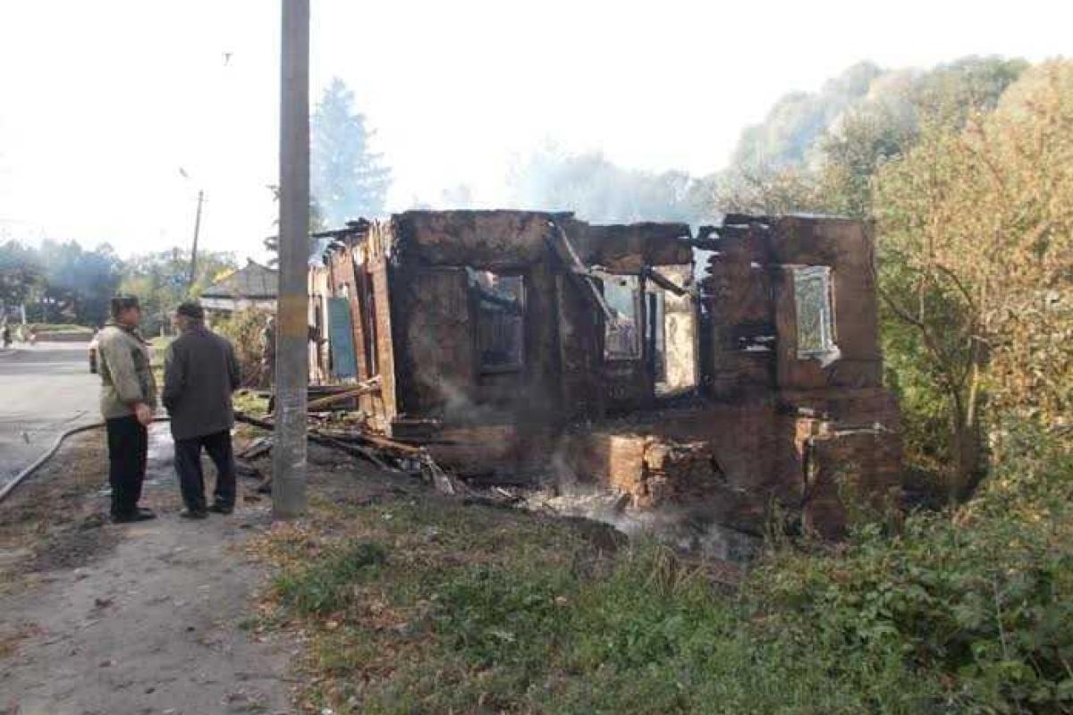 На Черниговщине автомобиль въехал в дом, в результате машина и здание сгорели На Черниговщине автомобиль въехал в дом, в результате машина и здание сгорели