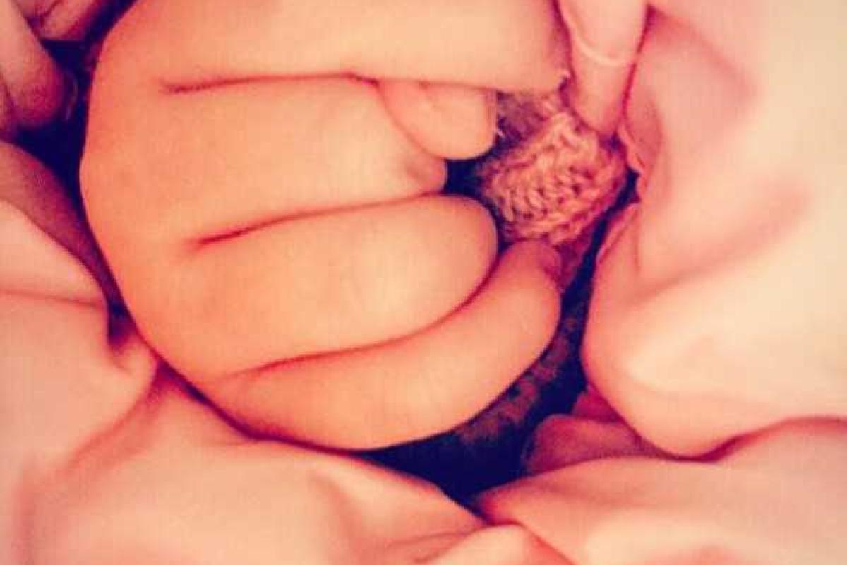 Новорожденная дочурка Урганта не хочет, чтобы ее фотографировали