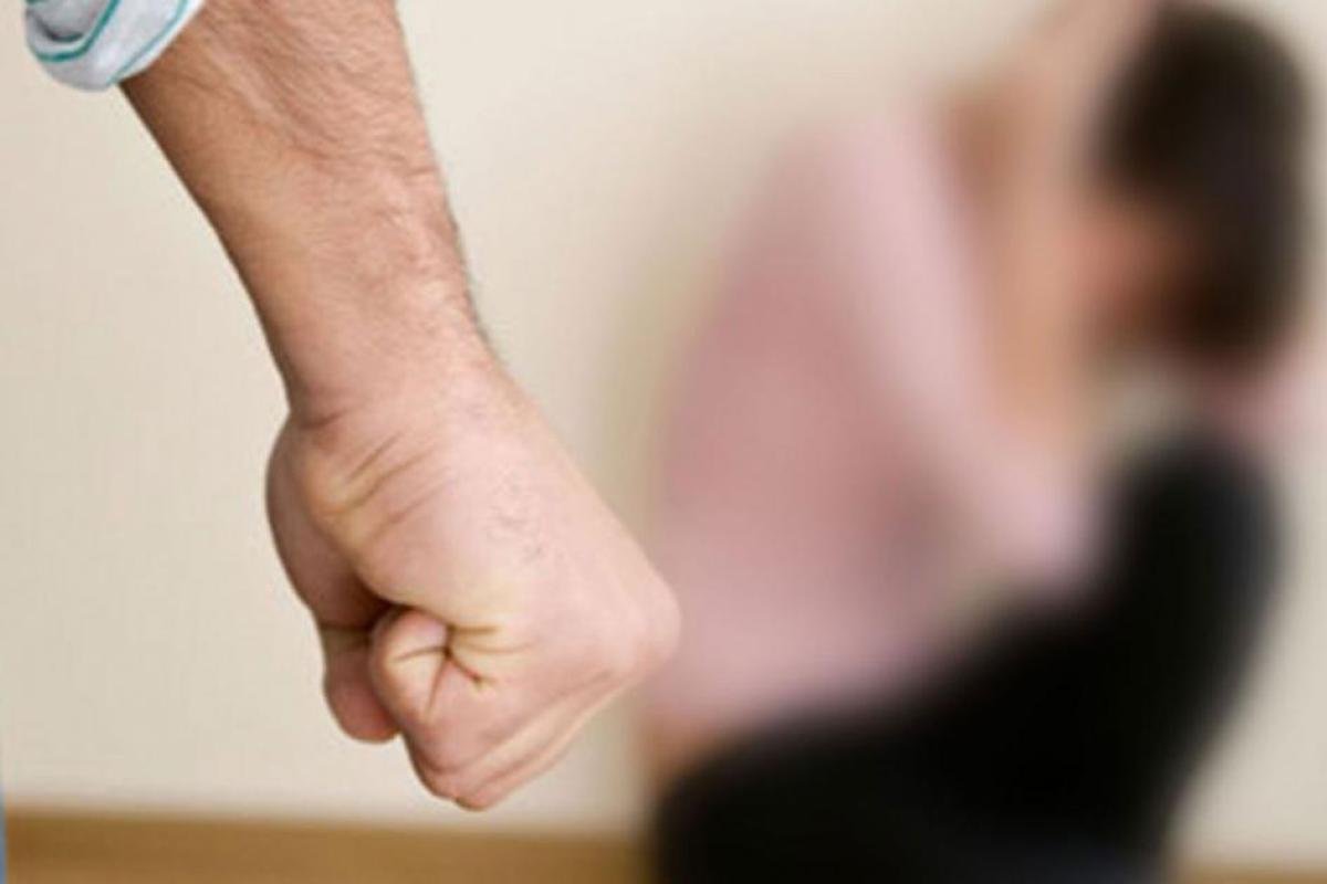 На Луганщине жестоко избили женщину, пытаясь выяснить где находится ее сын На Луганщине жестоко избили женщину, пытаясь выяснить где находится ее сын