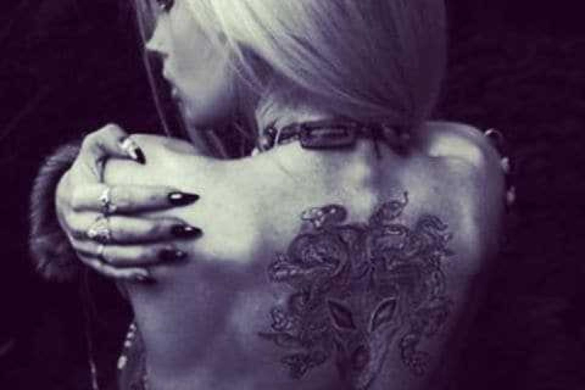 Одесская Барби обнажила тело и показала татушку