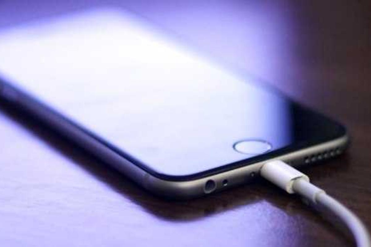 Почему iPad не заряжается от розетки? Почему iPad не заряжается от розетки?