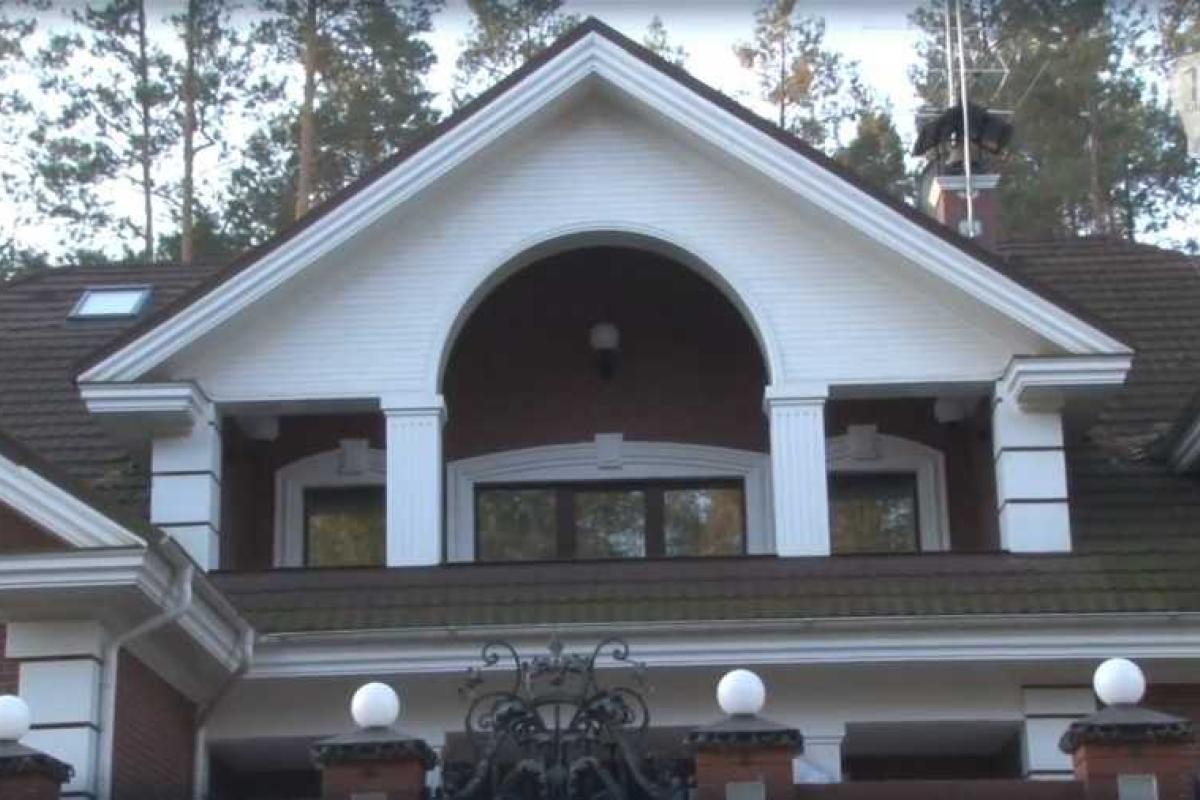 Семья Луценко скрыла в своих декларациях виллу под Киевом