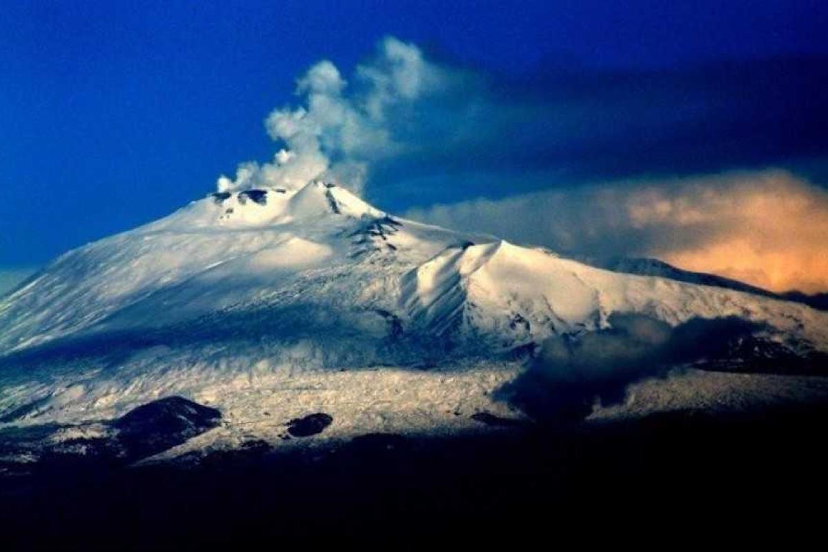 В Италии камера видеонаблюдения засняла НЛО, залетевший в кратер вулкана Этна. Видео