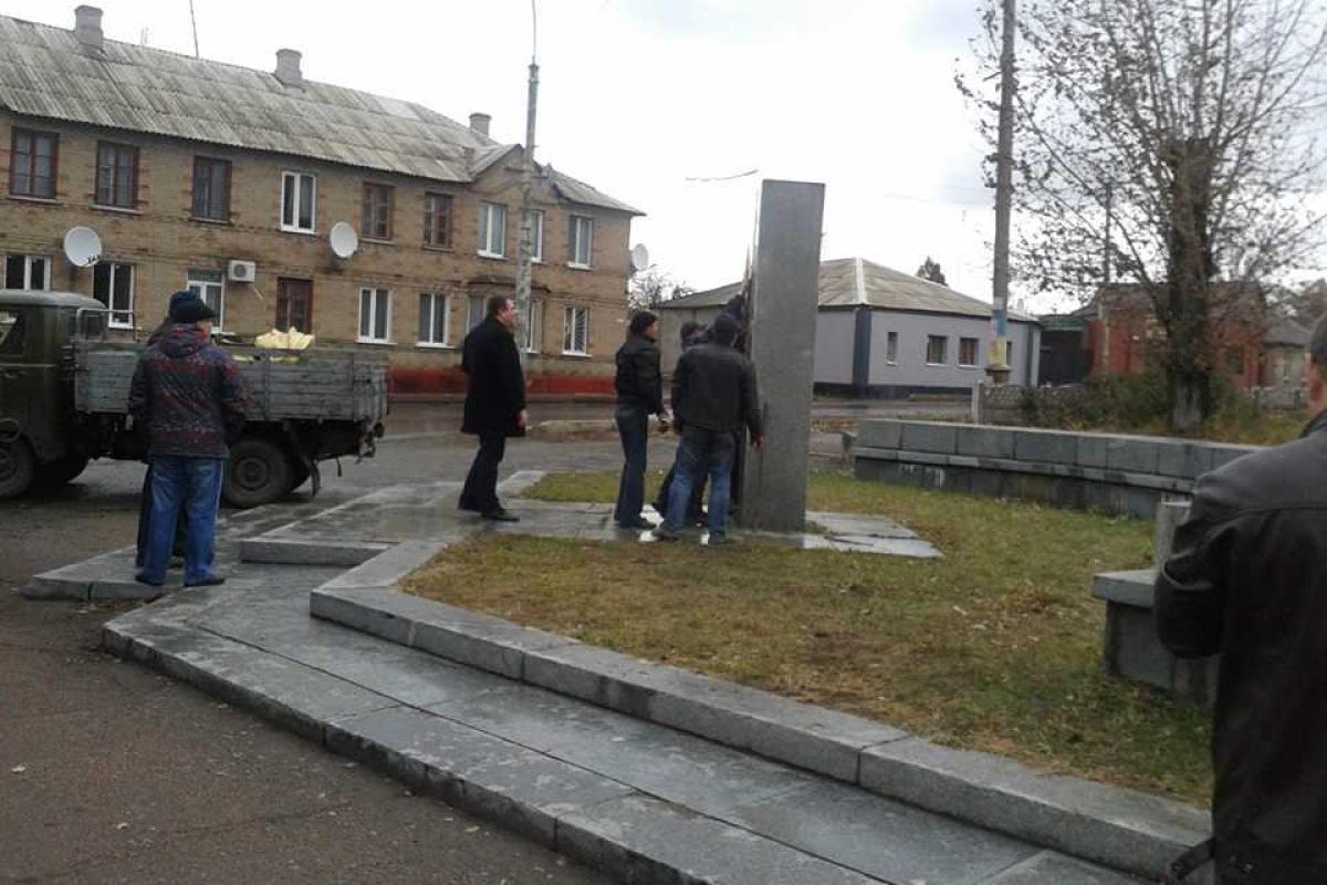В Лисичанске демонтирован еще один коммунистический идол В Лисичанске демонтирован еще один коммунистический идол