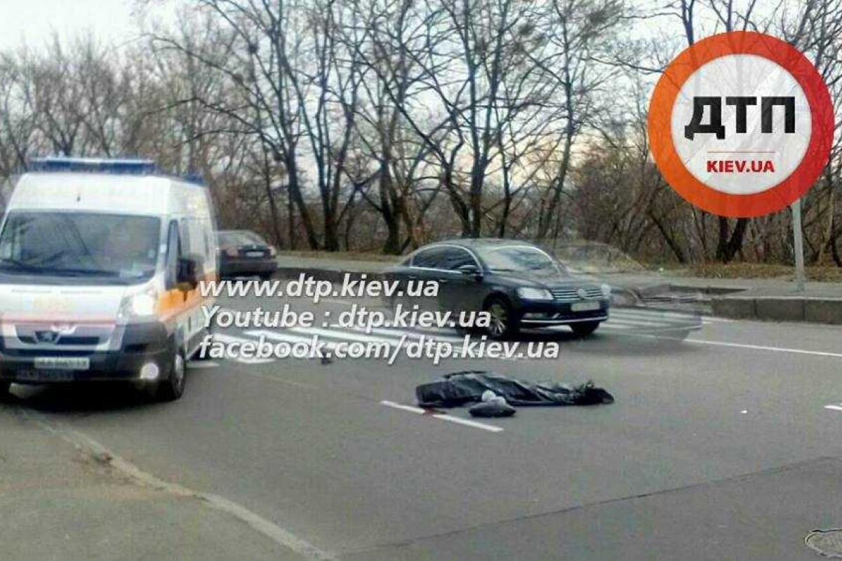 В Киеве на пешеходном переходе погибла женщина В Киеве на пешеходном переходе погибла женщина