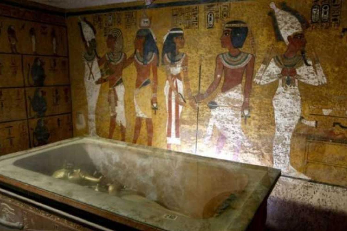 Ученые обнаружили в гробнице Тутанхамона комнату Нефертити Ученые обнаружили в гробнице Тутанхамона комнату Нефертити