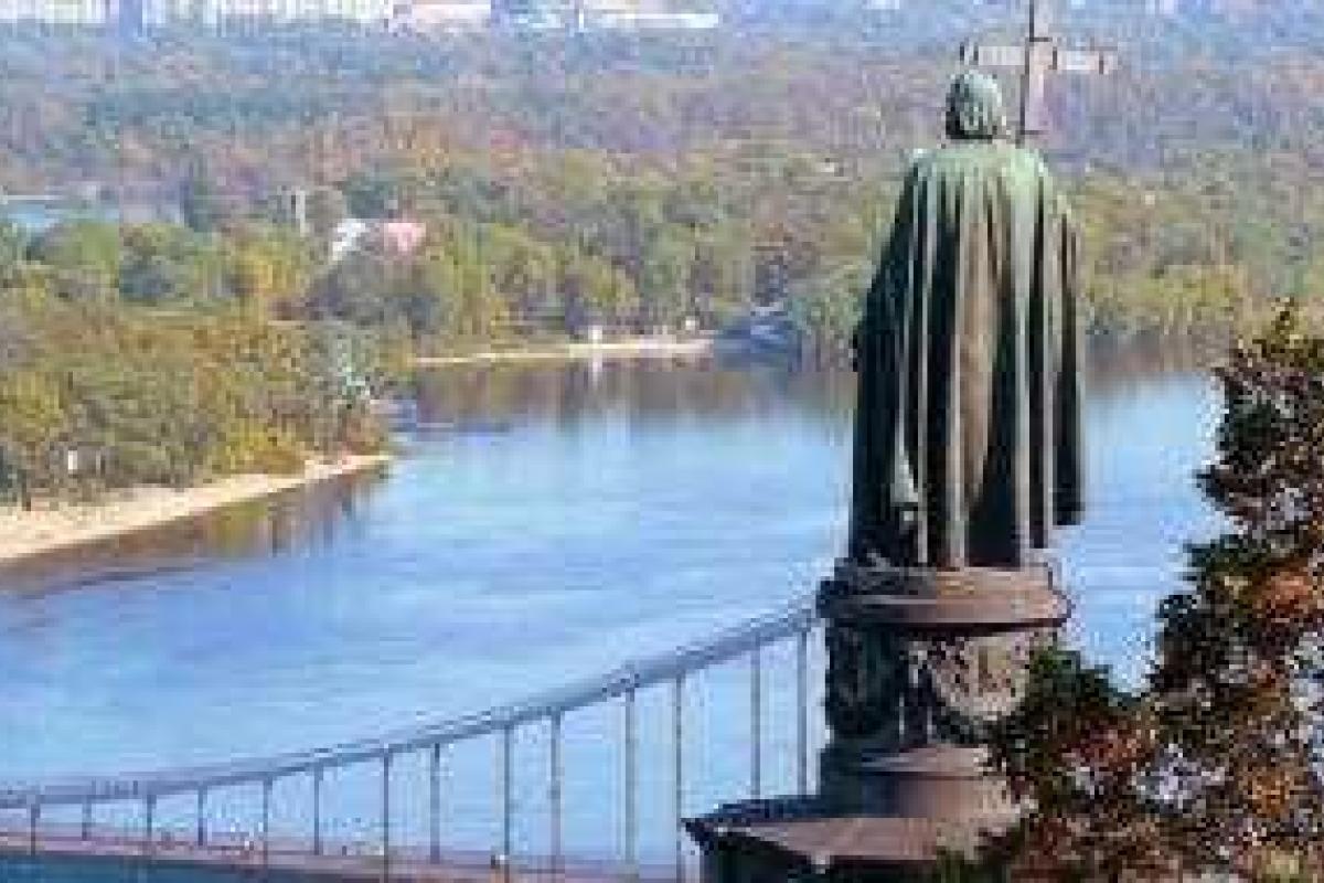 В Киеве средь бела дня неизвестные устроили стрельбу, есть раненые В Киеве средь бела дня неизвестные устроили стрельбу, есть раненые