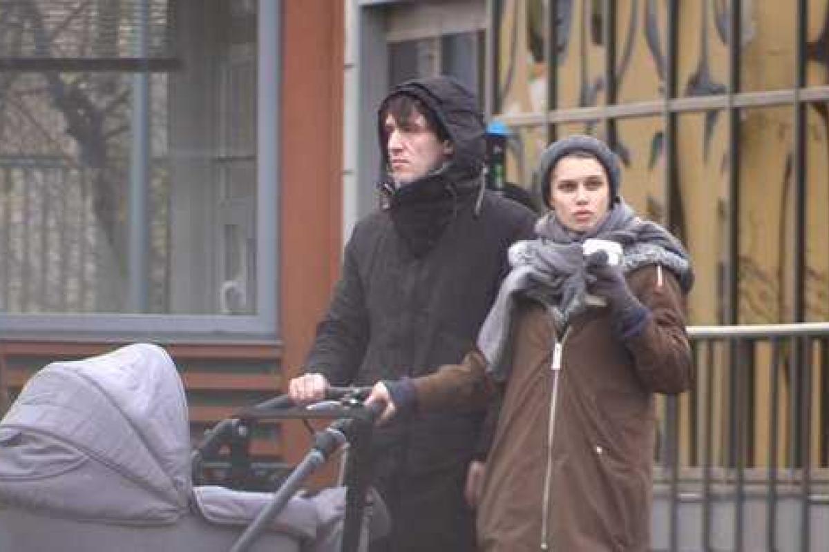 "Папину дочку" Дарью Мельникову и Артура Смольянинова сфотографировали на прогулке с сыном 