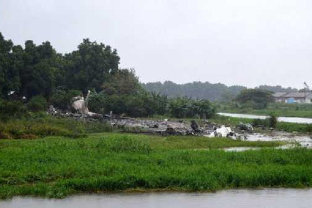 Во время крушения самолета Ан-12 в Южном Судане мать спасла ребенка, выбросив из окна
