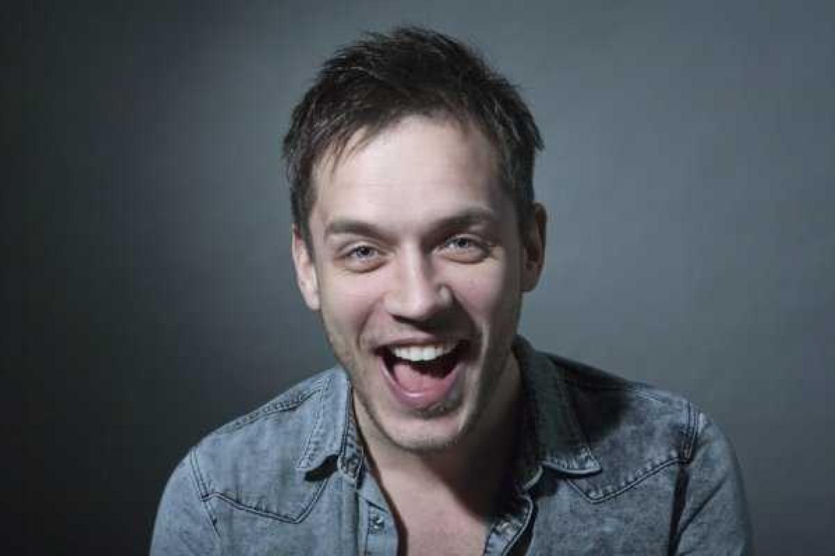 Экс-солист группы "Корни" Александр Асташенок стал однокурсником Шарлиз Терон 