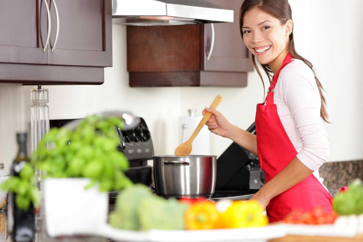 Берегите женщин: ученые заявили, что приготовление пищи негативно действует на сердце