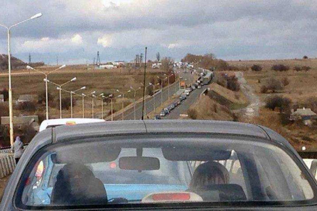 Ситуация на пунктах пропуска в зоне АТО плачевная: люди здесь ночуют уже двое суток подряд Ситуация на пунктах пропуска в зоне АТО плачевная: люди здесь ночуют уже двое суток подряд