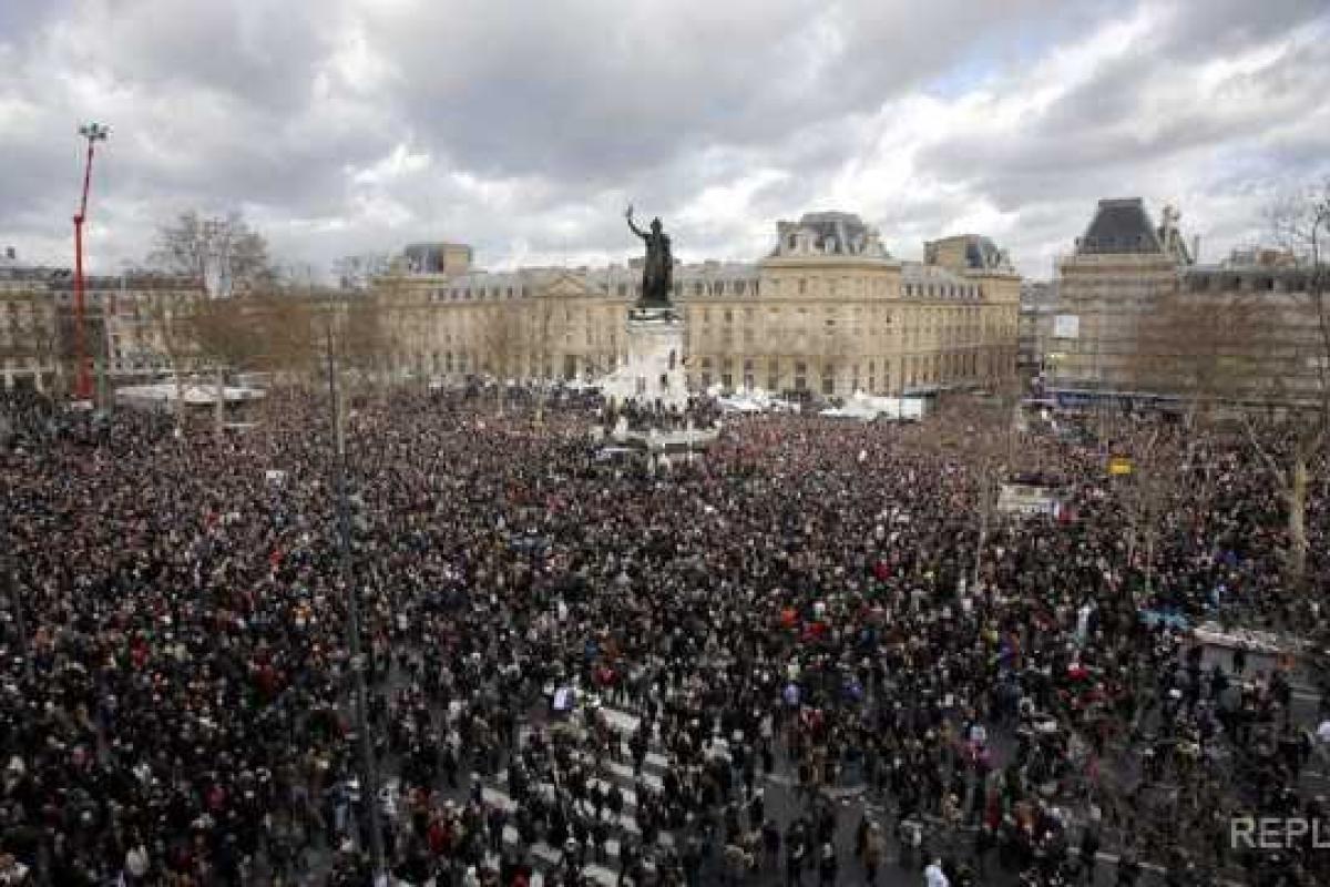 В Париже полиция эвакуировала граждан с площади Республики