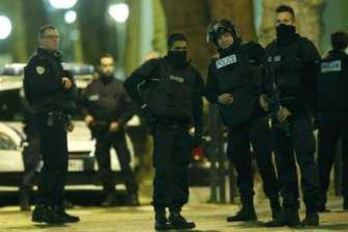 СМИ: С места спецоперации в Париже сбежал террорист 