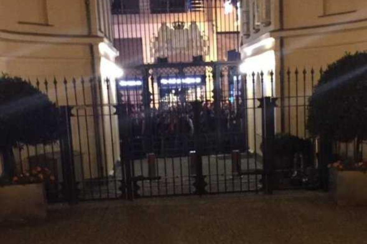 Голландское консульство в Стамбуле забросали яйцами вместо российского Голландское консульство в Стамбуле забросали яйцами вместо российского