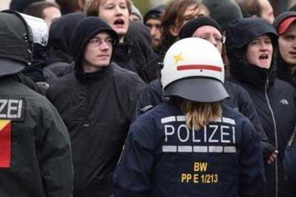 В Германии на митинге против ультраправых начались массовые беспорядки В Германии на митинге против ультраправых начались массовые беспорядки