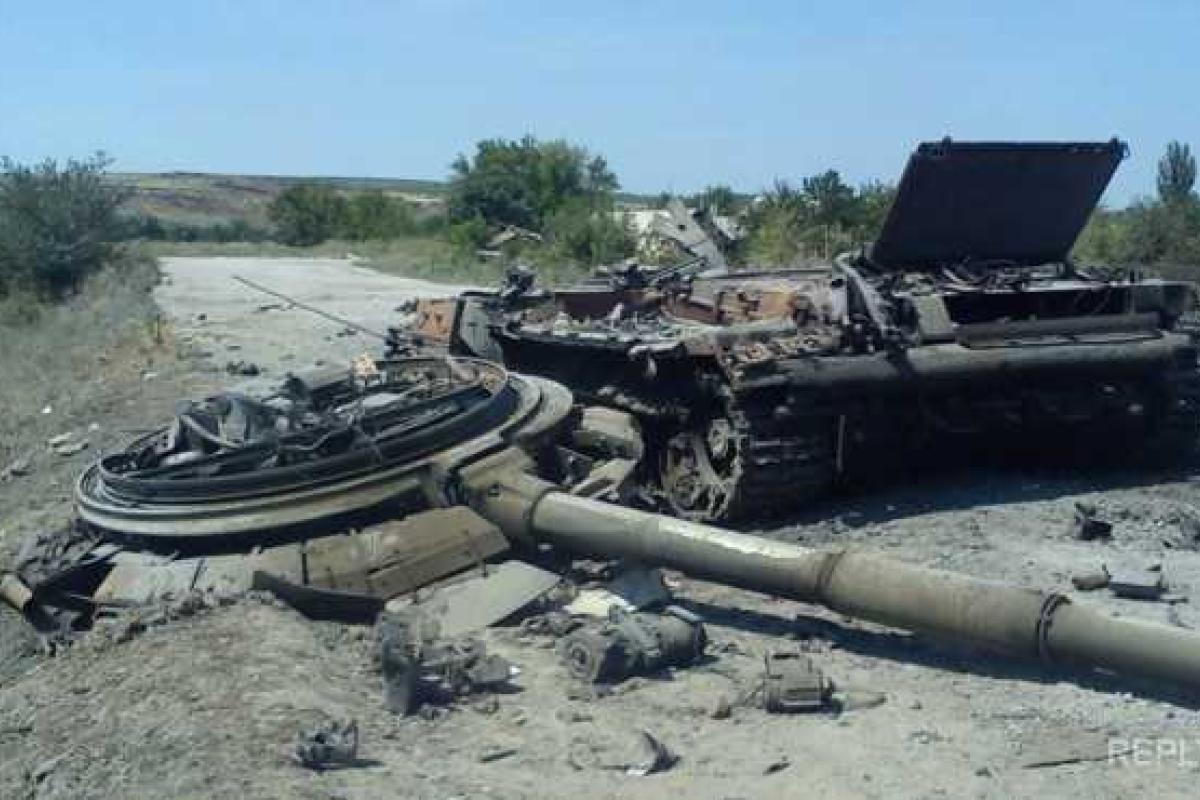 Оккупанты расстреляли свой танк, теперь заметают следы 