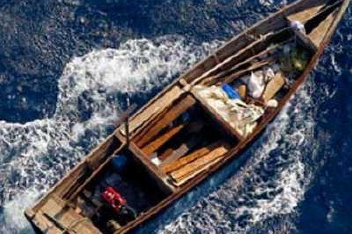 К побережью Японии прибило неизвестную лодку с телами трех человек К побережью Японии прибило неизвестную лодку с телами трех человек