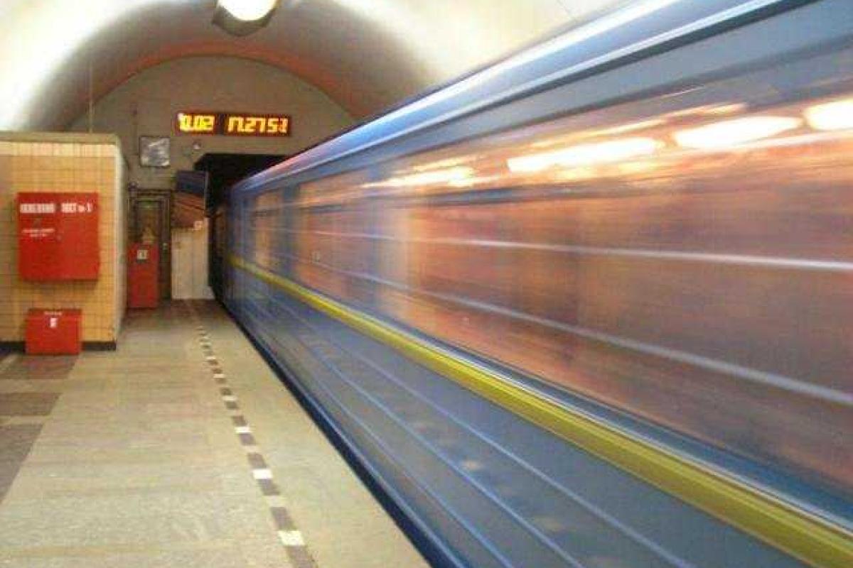 В московском метро женщина прыгнула на крышу поезда, спасти её не удалось В московском метро женщина прыгнула на крышу поезда, спасти её не удалось