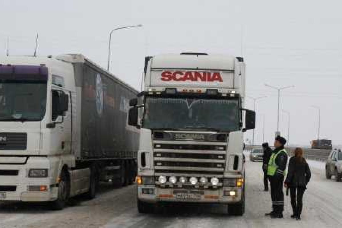 Под Екатеринбургом бастующие дальнобойщики подрались с полицией Под Екатеринбургом бастующие дальнобойщики подрались с полицией