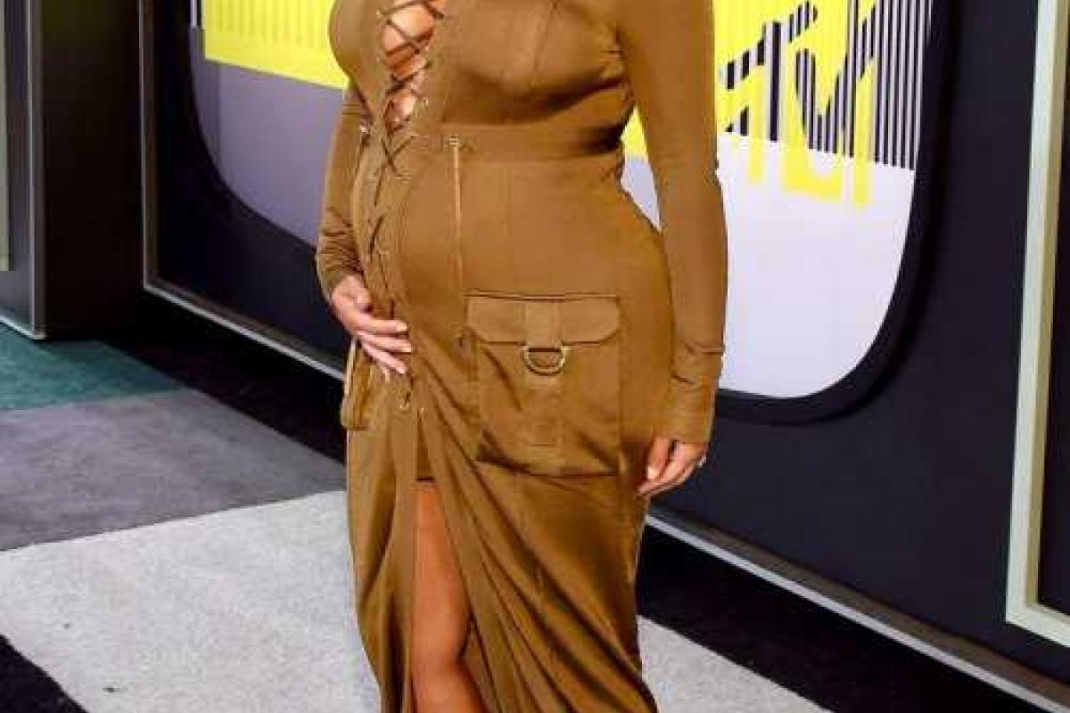 Ким Кардашьян может родить раньше срока