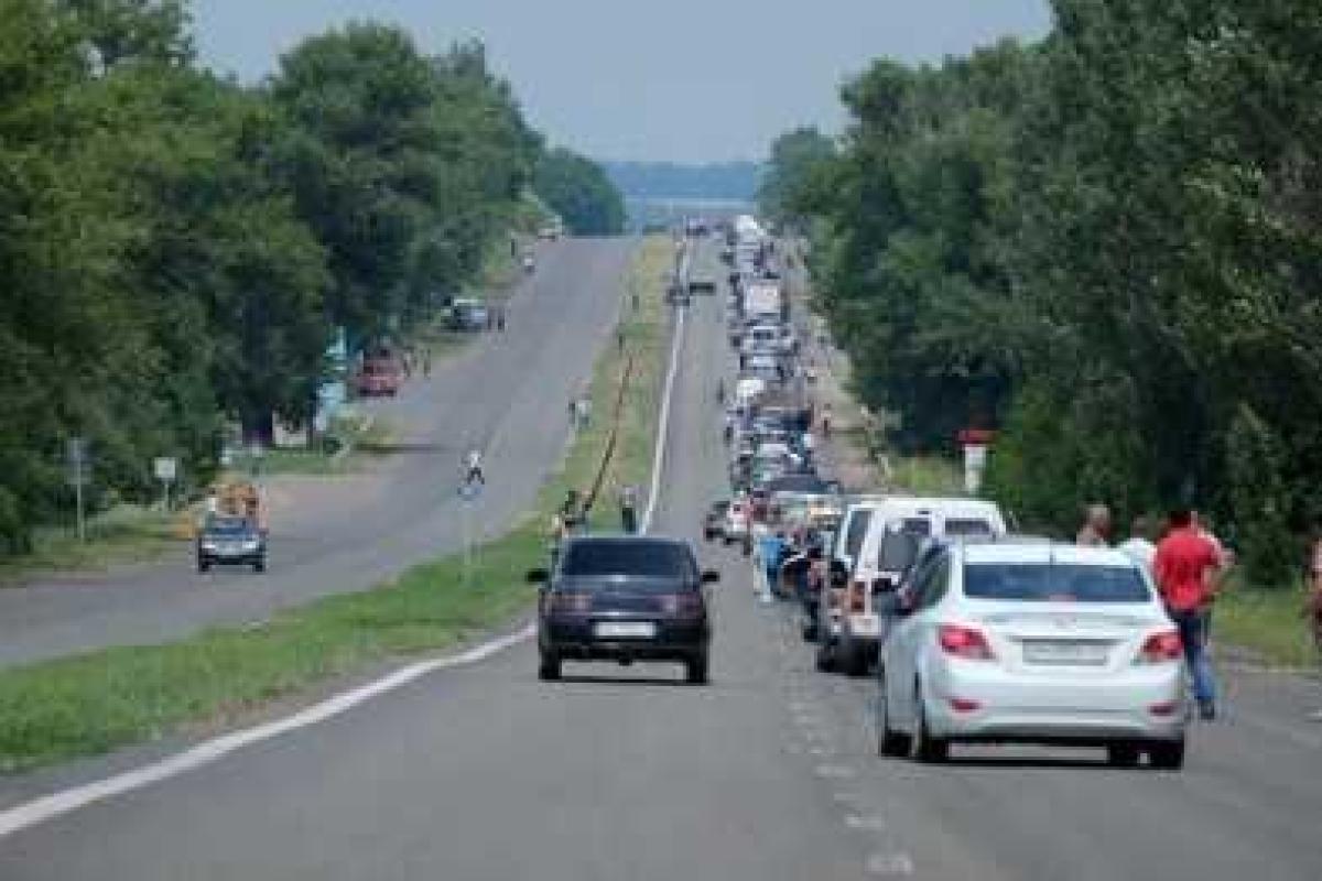 На выезде из Мариуполя очереди на КПП 