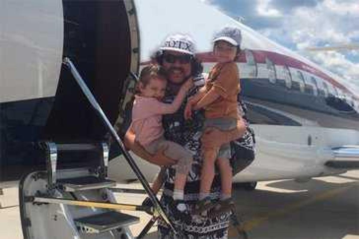 Филипп Киркоров опубликовал трогательное фото с детьми и собакой