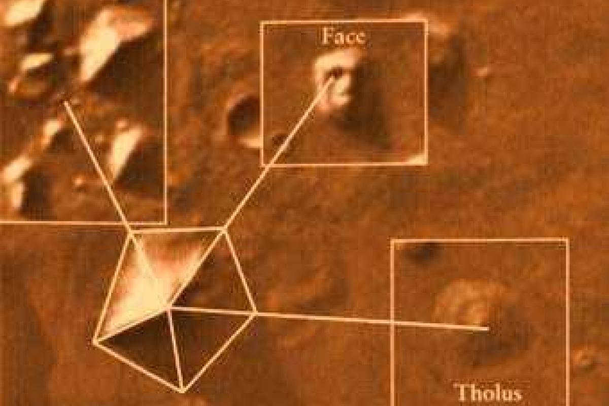 На поверхности Марса уфологи отыскали пирамиду и голову сфинкса