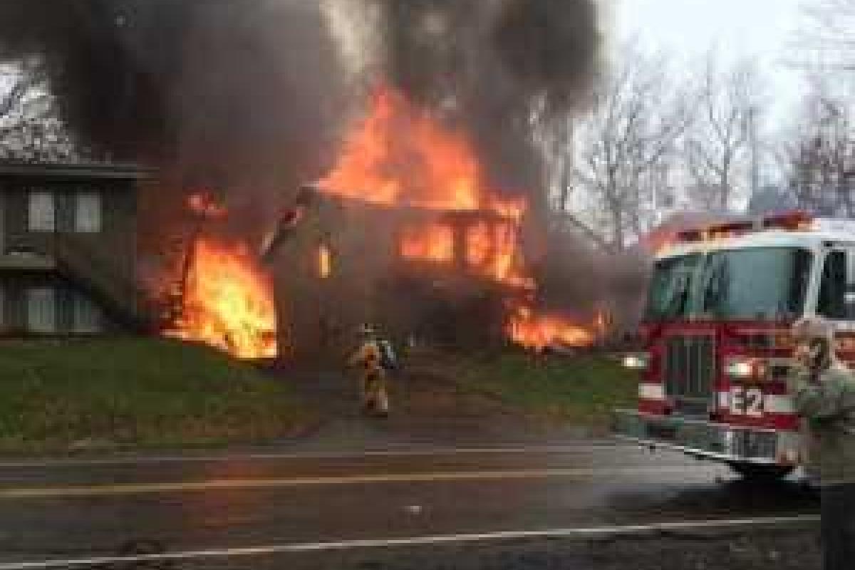 В США самолет упал на жилые дома, есть погибшие В США самолет упал на жилые дома, есть погибшие