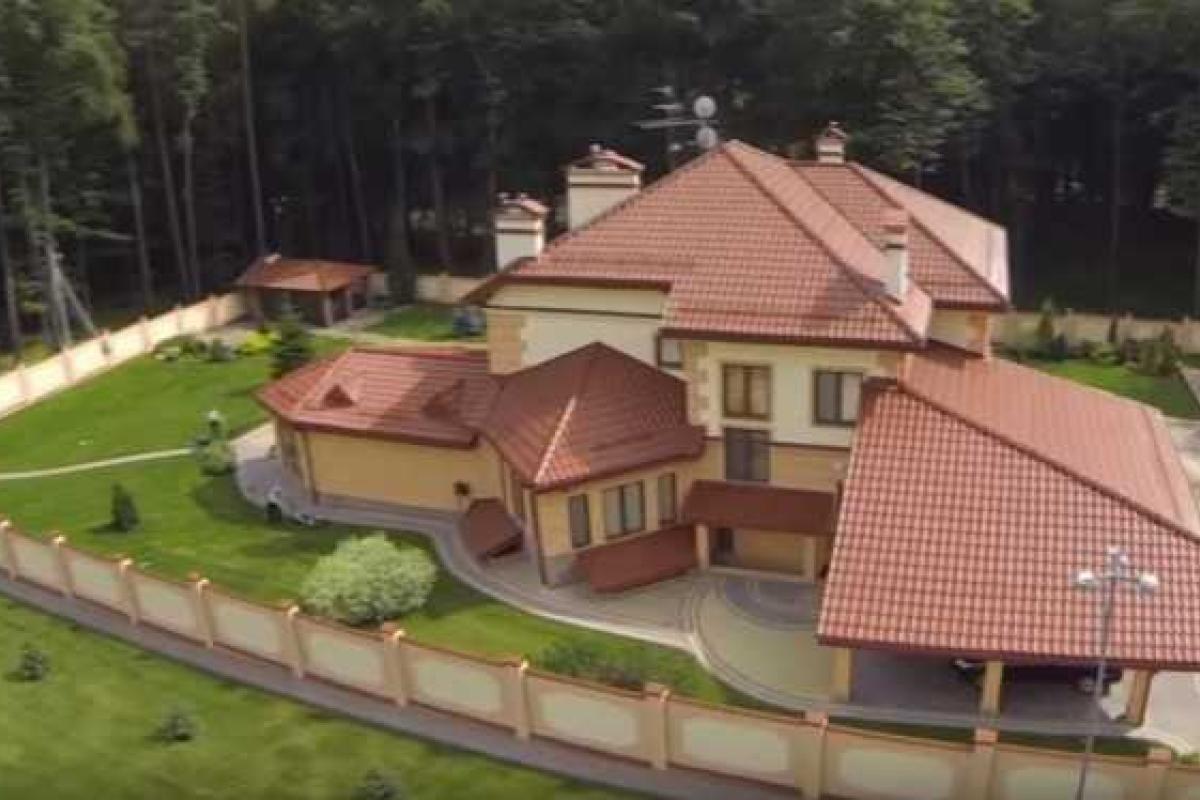 «Жертва» Парасюка Василий Писный наворовал на шикарные хоромы