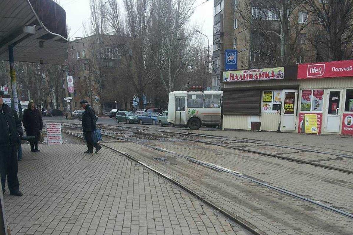 В Донецк завезли бензин: очереди на АЗС растянулись до 1,5 км В Донецк завезли бензин: очереди на АЗС растянулись до 1,5 км