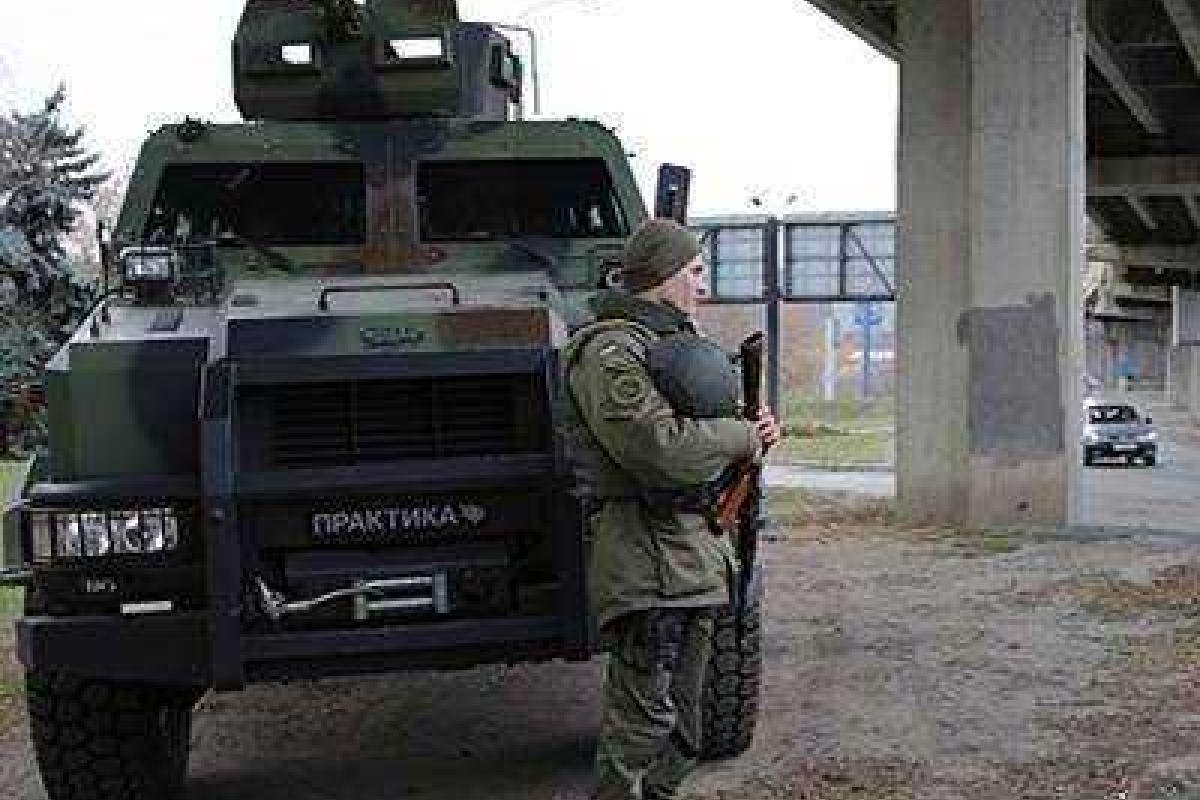 В Киеве угроза терактов, на всех улицах нацгвардейцы на БТРах В Киеве угроза терактов, на всех улицах нацгвардейцы на БТРах