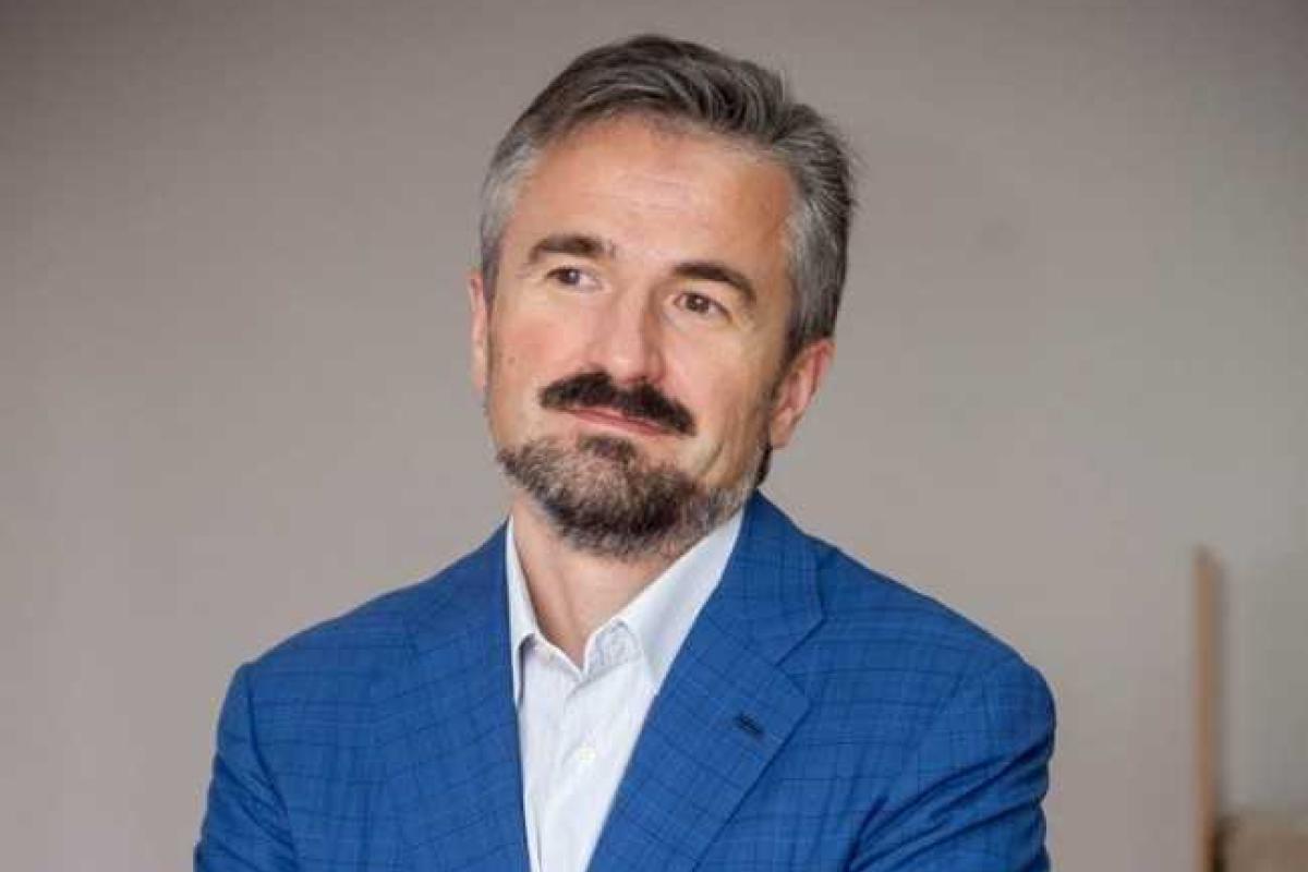 Чиновники получают позорную зарплату и поэтому думают, как «заработать» — эксперт