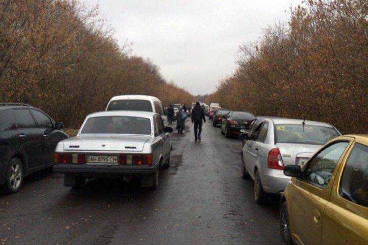 Ситуация на пунктах пропуска в зоне АТО: Волноваха разгрузилась, в Артемовске - очереди Ситуация на пунктах пропуска в зоне АТО: Волноваха разгрузилась, в Артемовске - очереди